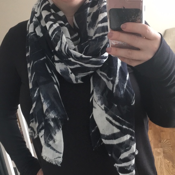 Vera wang scarf Clearance